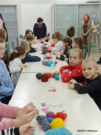 ieluń: „Szydełkowy naszyjnik” - feryjne warsztaty dla dzieci w miejskiej bibliotece